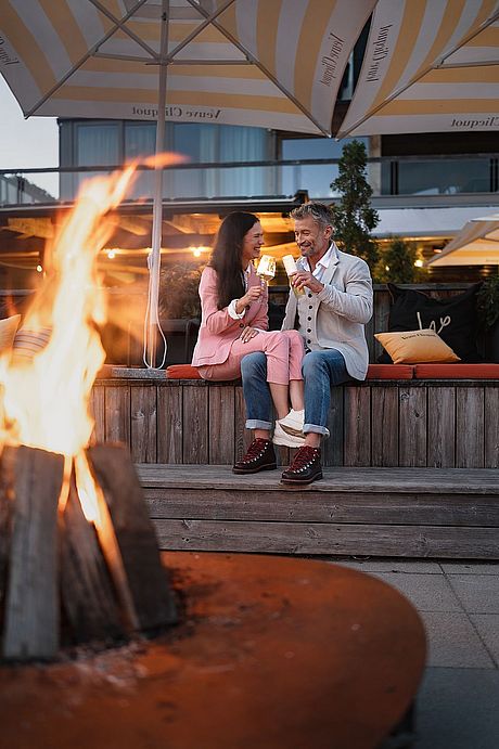 Paar in der Region Seefeld - Kulinarik am Abend - Drinks beim Feuer Paar in der Region Seefeld - Kulinarik am Abend - Drinks beim Feuer