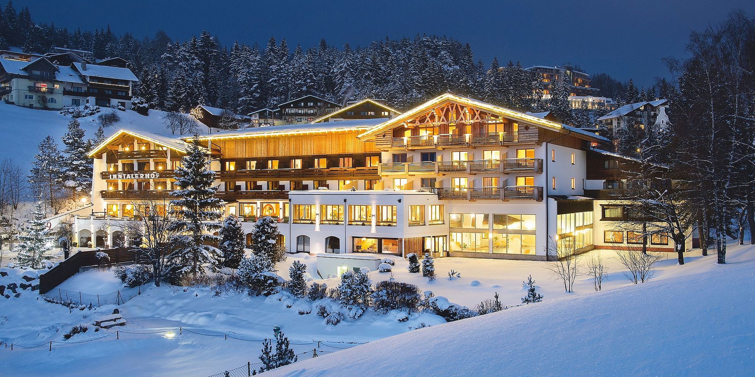 Beleuchtetes Hotel Inntalerhof in Mösern bei Seefeld im Schnee zur blauen Stunde
