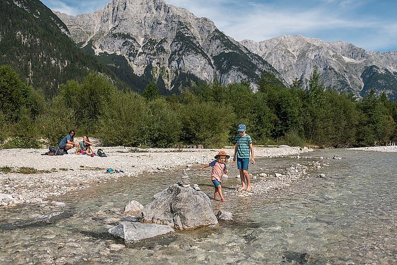 Familie am Bach - Leutasch (2)