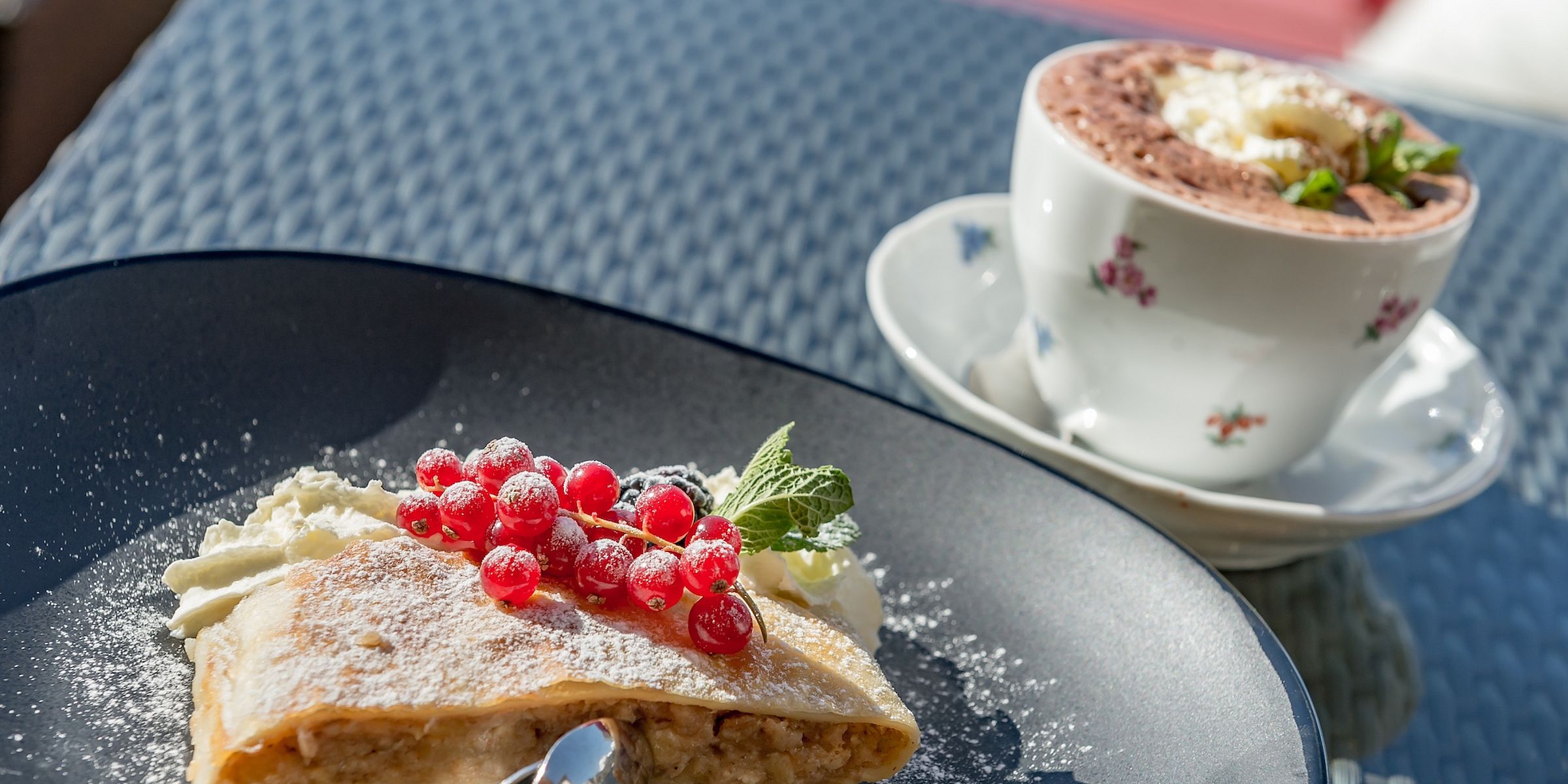 Apfelstrudel mit Schlagobers und heiße Schokolade auf der Sonnenterrasse des Hotels Inntalerhof