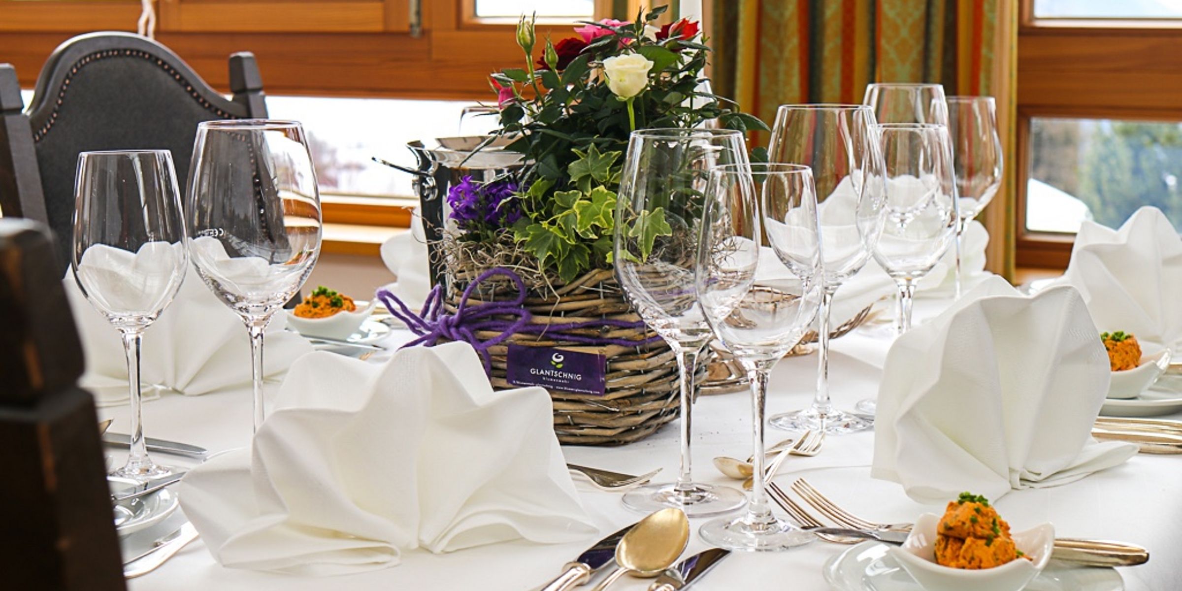 Festlich gedeckter Tisch im Restaurant des Hotels Inntalerhof in Mösern mit Blick auf die Berge